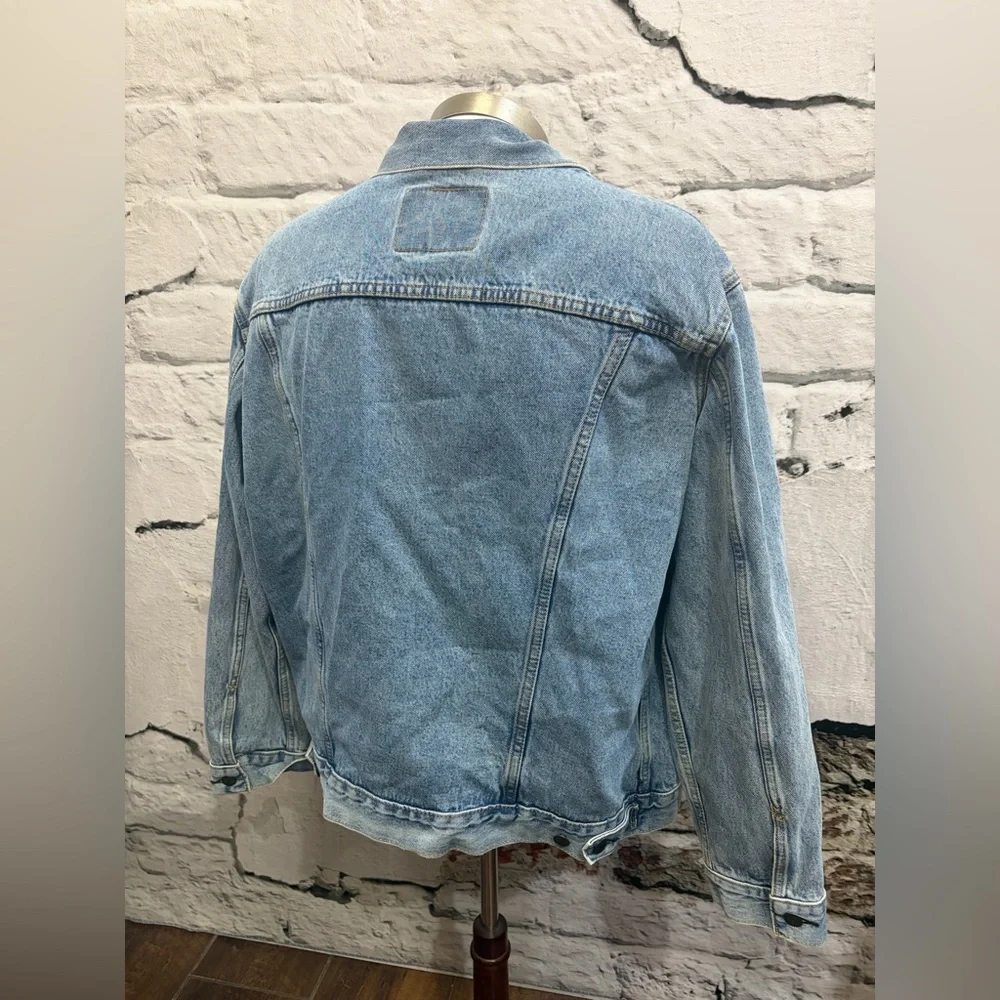 Levi's Classic Light Blue Denim Trucker Jacket Rugged Vintage Inspired Stonewash